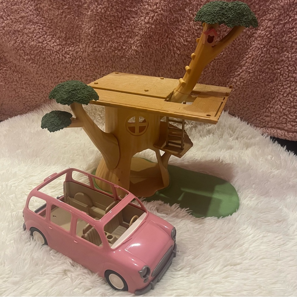 Calico Critters Family Tree House & Pink Picnic Van Sylvanian